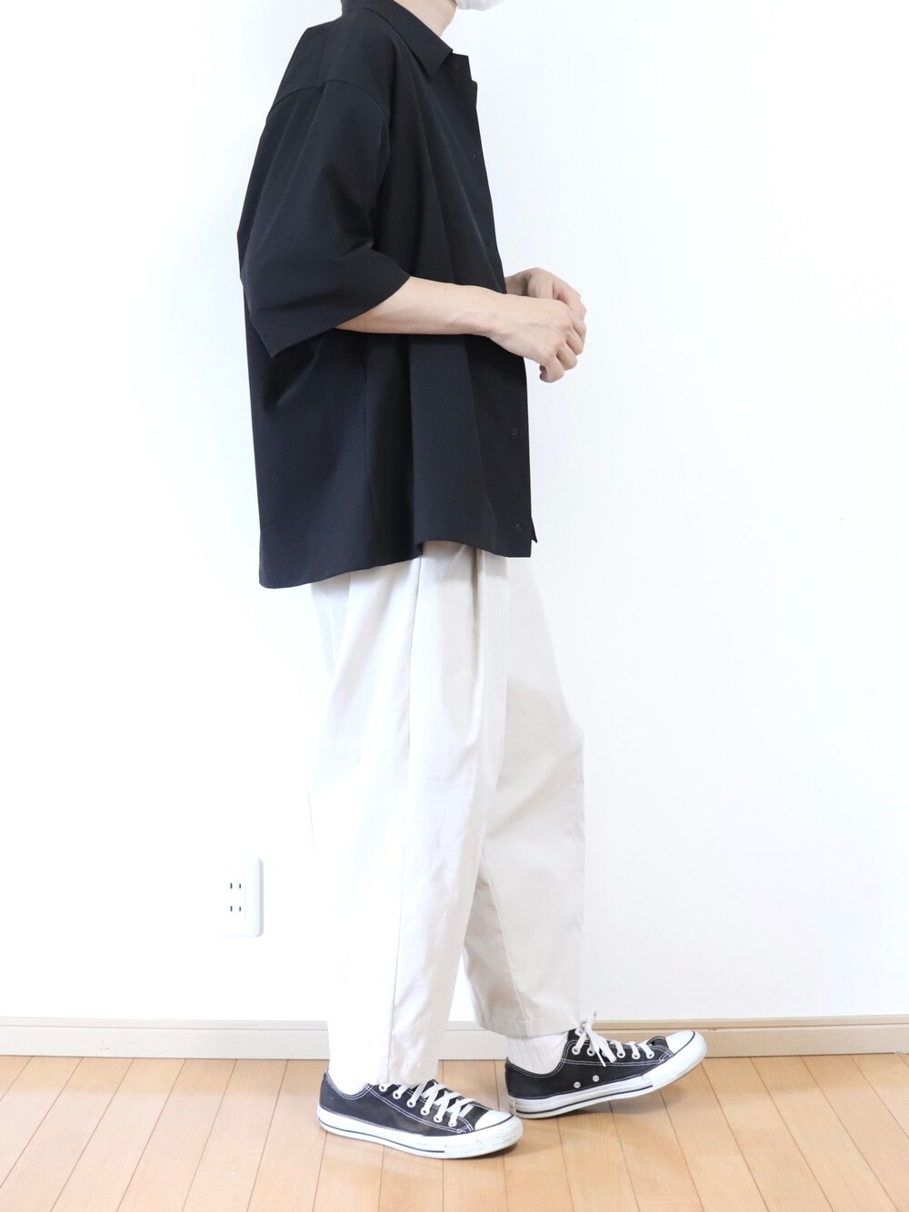 「シンプル、シンプルコーデ、シャツスタイル、ゆるコーデ、夏コーデ、モノトーン、コンバース、GU、remer、ootd」｜「remerのloose wide ankle PT/ルーズワイドアンクルパンツ（その他パンツ、ホワイト系）」を使った、Yuiさん（メンズ・168cm）の秋コーディネートの1枚目の写真