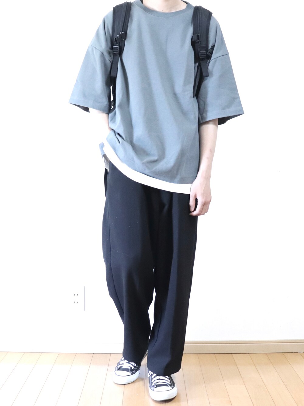 ブラック系のその他パンツ、グレー系のTシャツ/カットソー、ホワイト系のタンクトップを着用したメンズの夏コーディネートの1枚目の写真