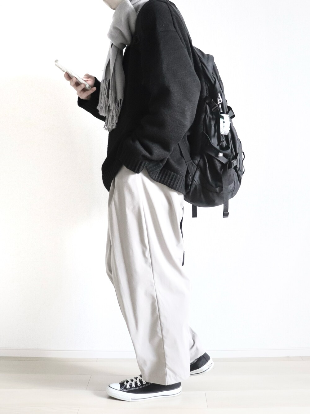 「シンプル、シンプルコーデ、ゆるコーデ、モノトーン、ニット、ワイドパンツ、マフラー、リュック、remer、ootd、きれいめカジュアル、コンバース、冬コーデ」｜「remerのloose wool blend over knit / ルーズウール混オーバーニット（ニット/セーター、ブラック系）」を使った、Yuiさん（メンズ・169cm）の冬コーディネートの1枚目の写真