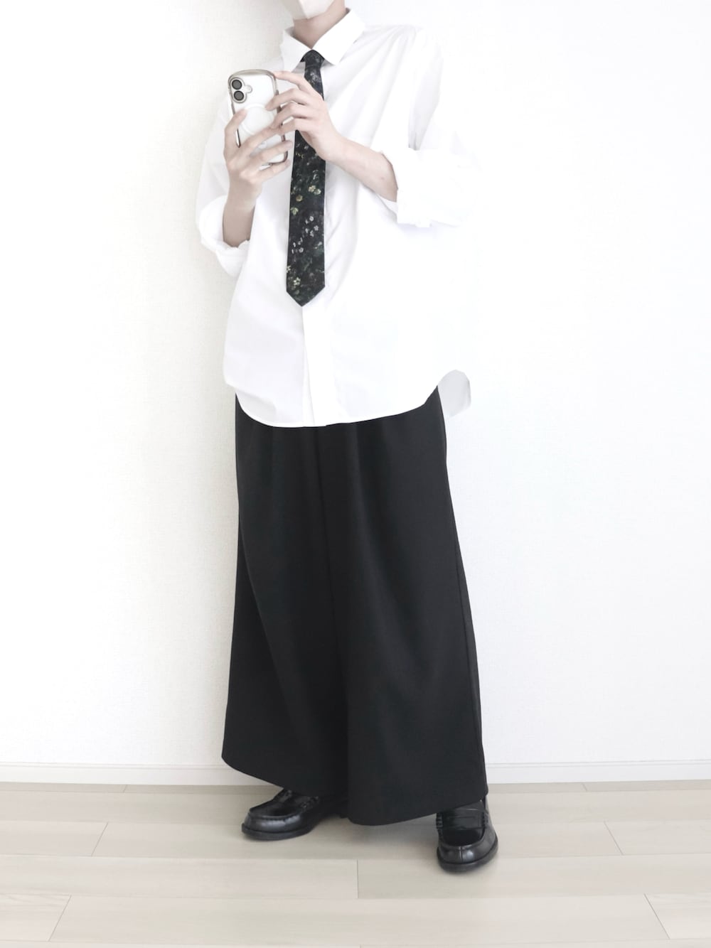「シンプル、シンプルコーデ、シャツスタイル、ネクタイ、ワイドパンツ、ローファー、remer、きれいめカジュアル、モノトーン、白シャツ、春コーデ、春夏コーデ、ootd」｜「remerのloose basic regular shirt / ルーズベーシックレギュラーシャツ（シャツ/ブラウス、ホワイト系）」を使った、Yuiさん（メンズ・169cm）の夏コーディネートの1枚目の写真