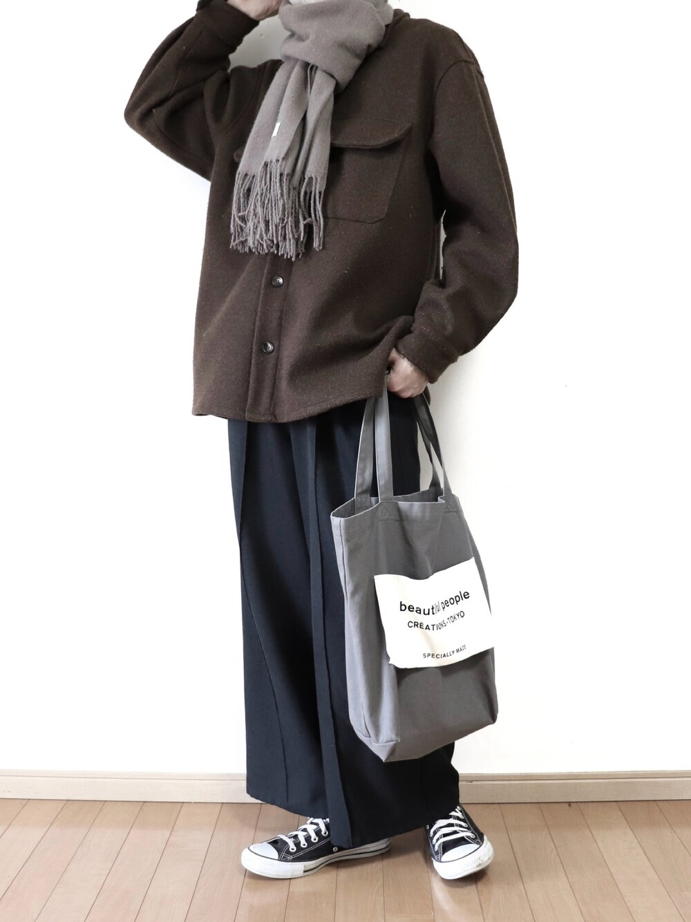 ブラウン系のシャツ/ブラウス、ブラック系のスラックス、ブラック系のスニーカーを着用したメンズの冬コーディネートの1枚目の写真