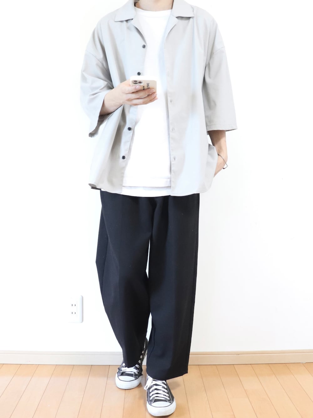 「シンプルコーデ、シンプル、ゆるコーデ、夏コーデ、モノトーン、コンバース、オープンカラーシャツ、シャツスタイル、ワイドパンツ、レイヤードスタイル」｜「remerのloose vintage open collar shirt/ルーズヴィンテージオープンカラーシャツ（シャツ/ブラウス、ベージュ系）」を使った、Yuiさん（メンズ・168cm）の夏コーディネートの1枚目の写真