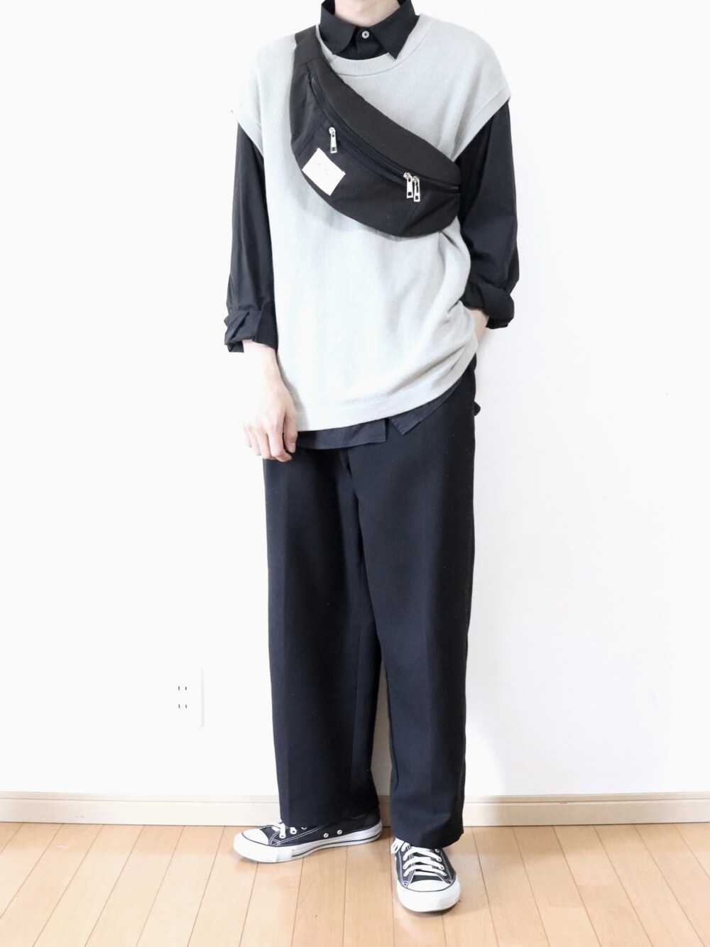 ブラック系のスニーカー、ブラック系のその他パンツ、グレー系のベストを着用したメンズの春コーディネートの1枚目の写真