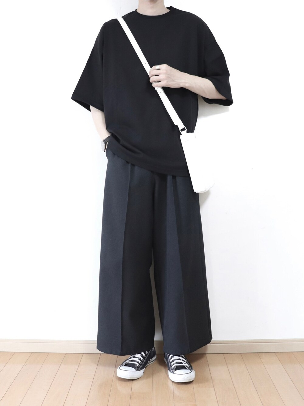 「夏コーデ、春夏コーデ、シンプル、シンプルコーデ、ゆるコーデ、オールブラック、Tシャツ、ワイドパンツ、きれいめカジュアル、ショルダーバッグ、コンバース、remer、モノトーン、腕時計」｜「remerのloose basic Tee / ルーズベーシックT（Tシャツ/カットソー、ブラック系）」を使った、Yuiさん（メンズ・168cm）の夏コーディネートの1枚目の写真