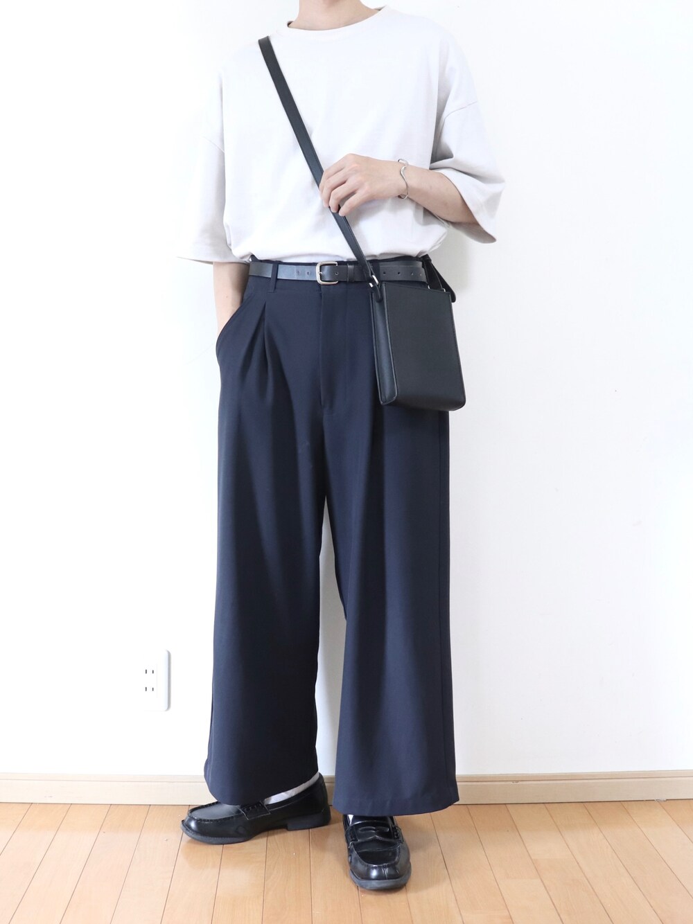 「ゆるコーデ、きれいめカジュアル、シンプル、シンプルコーデ、タックイン、ワイドパンツ、remer、ショルダーバッグ、ootd、夏コーデ」｜「remerのloose basic Tee/ルーズベーシックT（Tシャツ/カットソー、グレー系）」を使った、Yuiさん（メンズ・168cm）の夏コーディネートの1枚目の写真