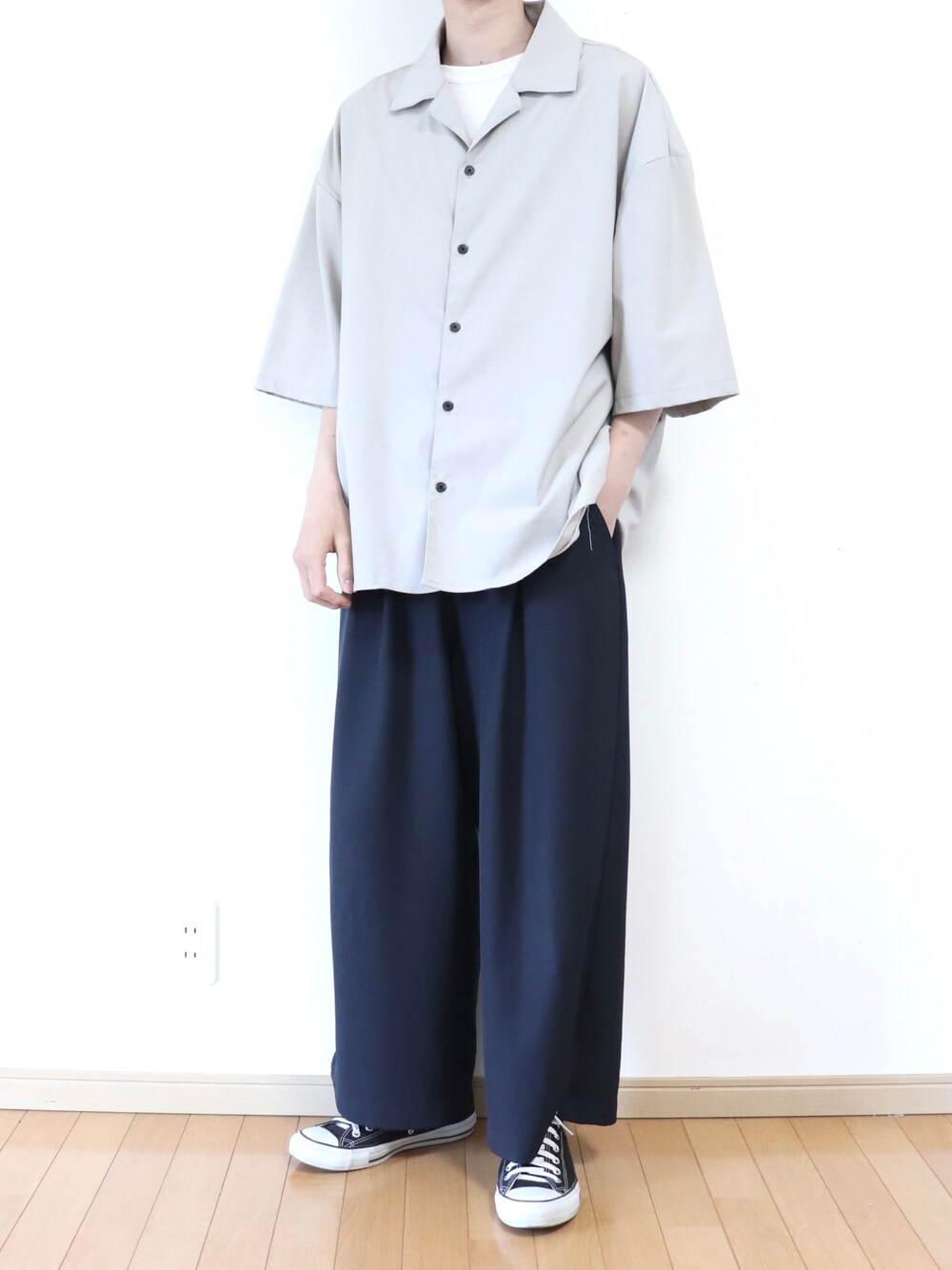 ブラック系のスニーカー、ブルー系のその他パンツ、ベージュ系のシャツ/ブラウスを着用したメンズの春コーディネートの1枚目の写真