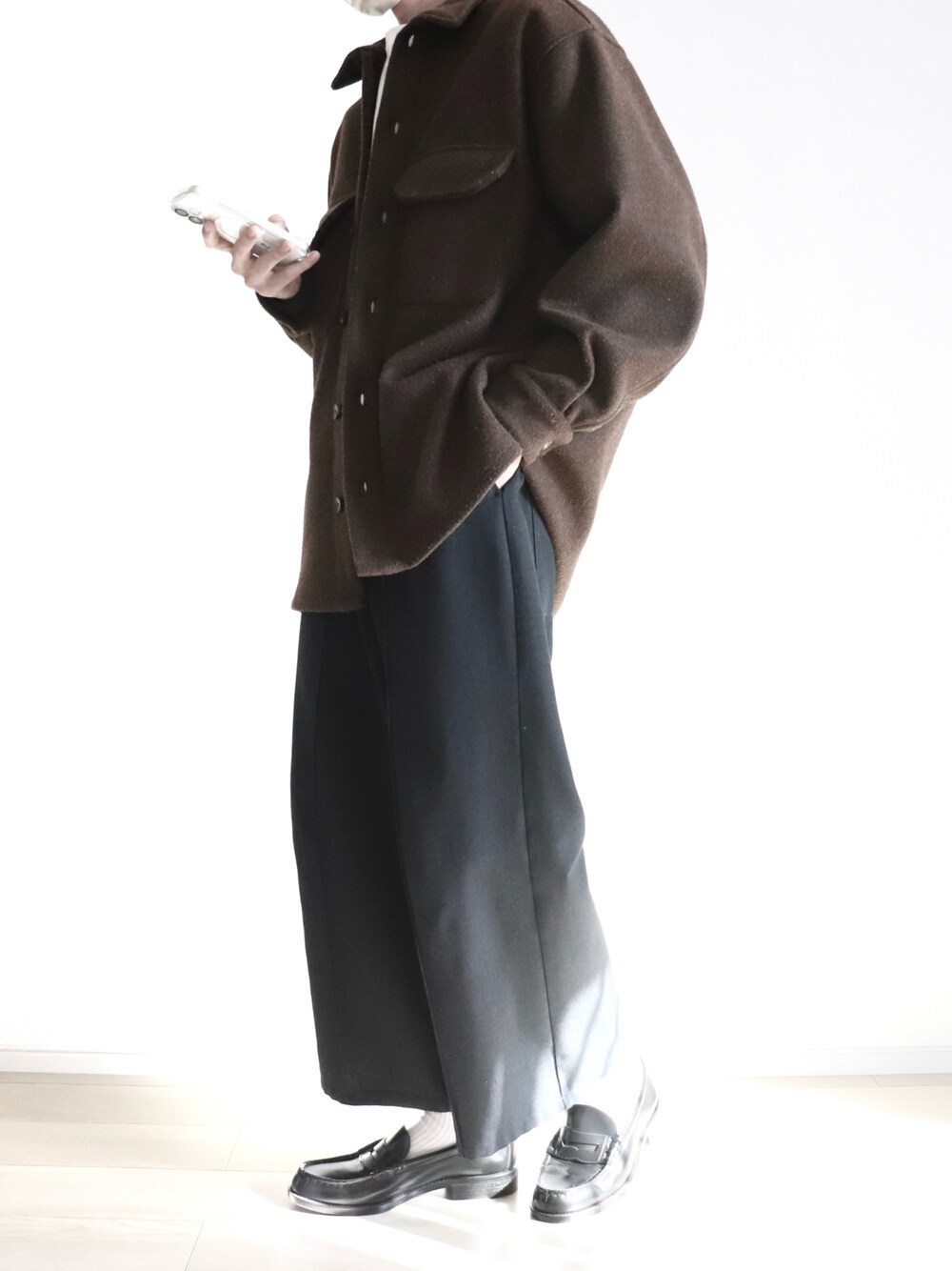 「冬コーデ、クリスマスに着たい服、シンプル、シンプルコーデ、ゆるコーデ、きれいめカジュアル、ワイドパンツ、ジャケット、ローファー、remer、CPOジャケット、ブラウン、ootd」｜「remerのloose CPO shirt jacket / ルーズCPOシャツジャケット（シャツ/ブラウス、ブラウン系）」を使った、Yuiさん（メンズ・169cm）の冬コーディネートの1枚目の写真