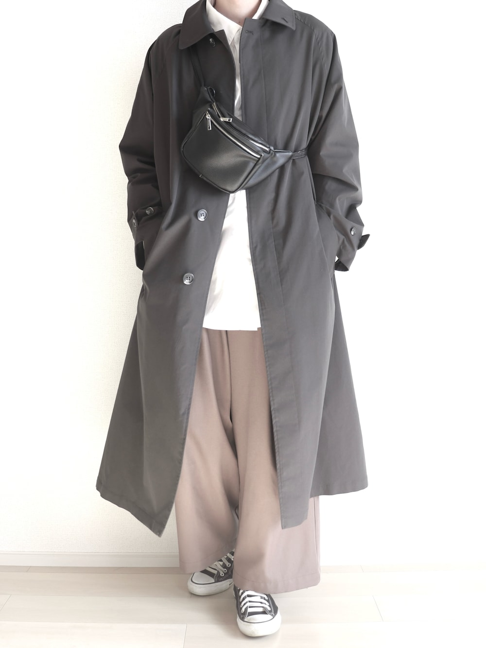 グレー系のステンカラーコート、ホワイト系のシャツ/ブラウス、ブラック系のショルダーバッグを着用したメンズの秋コーディネートの1枚目の写真