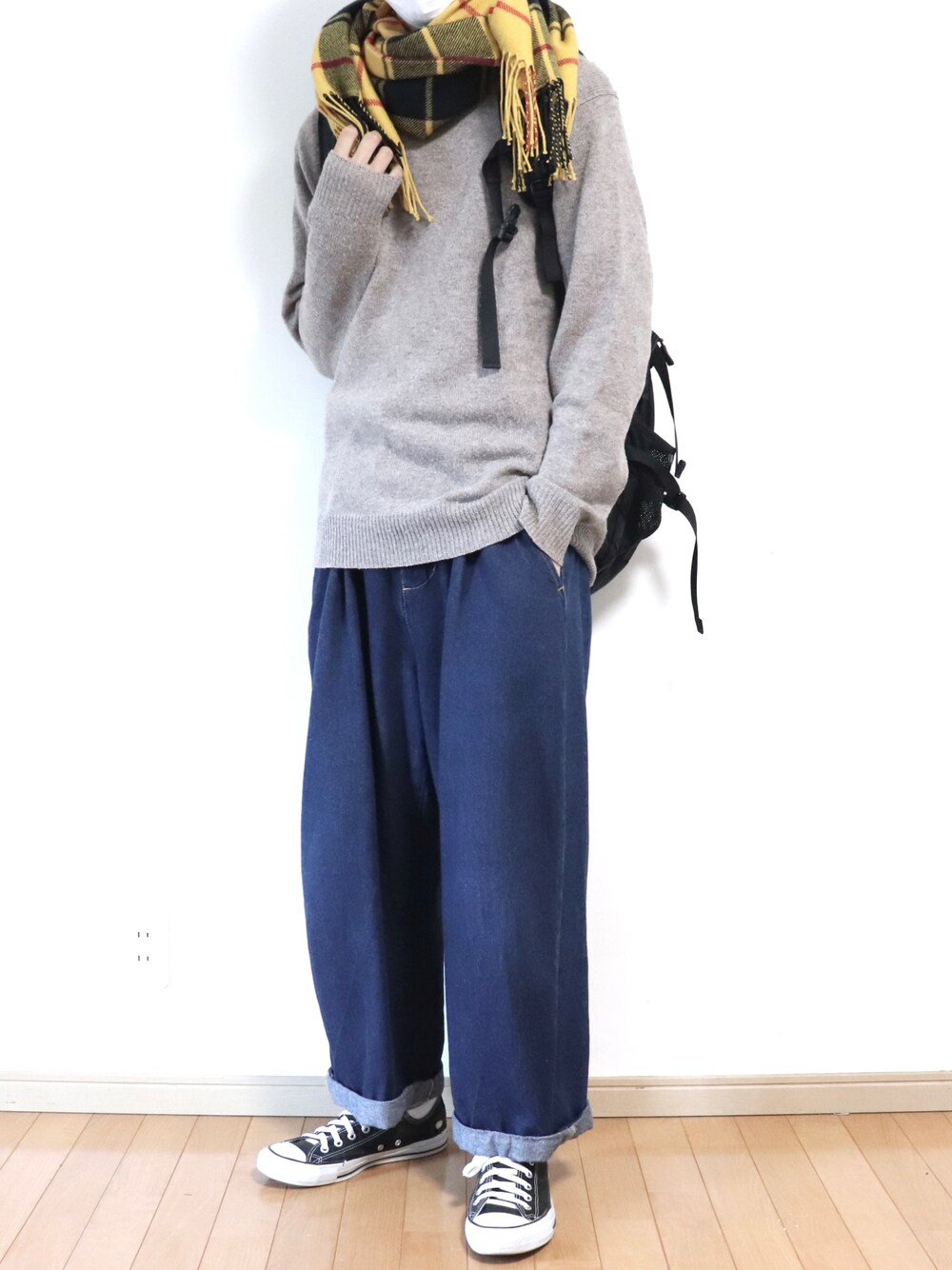 「シンプル、シンプルコーデ、ゆるコーデ、プチプラ、GU、MONO-MART、ワイドパンツ、セーター、秋コーデ、ootd、マフラー、コンバース、きれいめカジュアル」｜「GUのアイテム（ニット/セーター、ベージュ系）」を使った、Yuiさん（メンズ・168cm）の秋コーディネートの1枚目の写真