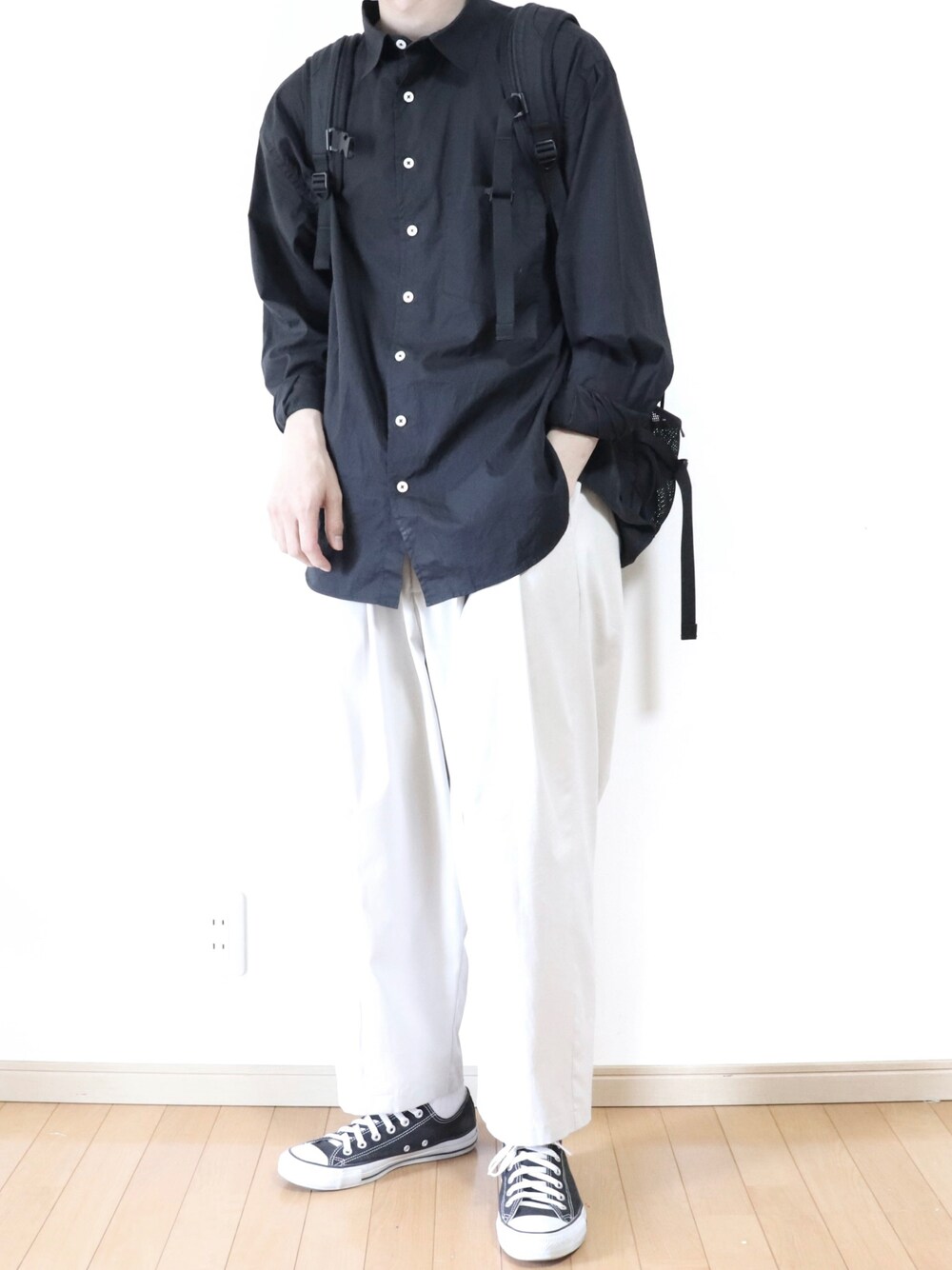 ブラック系のシャツ/ブラウス、ホワイト系のその他パンツ、ブラック系のスニーカーを着用したメンズの春コーディネートの1枚目の写真