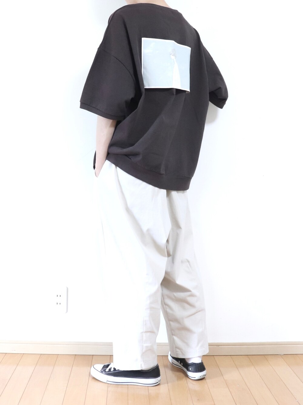 「シンプル、シンプルコーデ、ゆるコーデ、夏コーデ、remer、プリントT、コンバース、ワイドパンツ、オトナカジュアル、ootd」｜「remerのloose hold back print TEE/ルーズホールドバックプリントTEE（Tシャツ/カットソー、ブラウン系）」を使った、Yuiさん（メンズ・168cm）の夏コーディネートの1枚目の写真