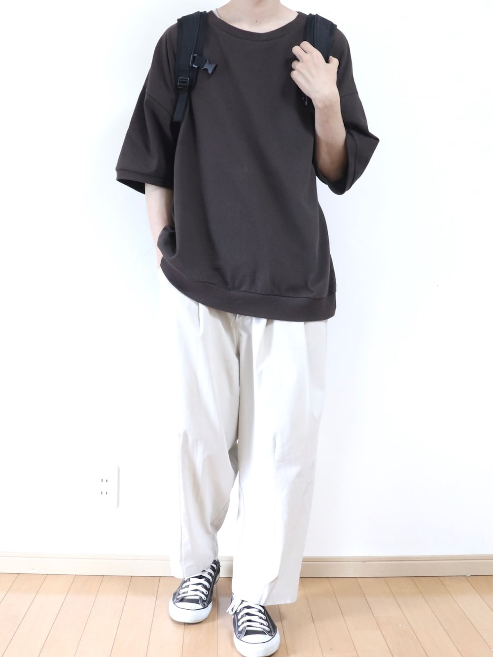 「夏コーデ、シンプルコーデ、シンプル、ゆるコーデ、remer、ワイドパンツ、コンバース、リュック、ootd、きれいめカジュアル」｜「remerのloose hold back print TEE/ルーズホールドバックプリントTEE（Tシャツ/カットソー、ブラウン系）」を使った、Yuiさん（メンズ・168cm）の夏コーディネートの1枚目の写真