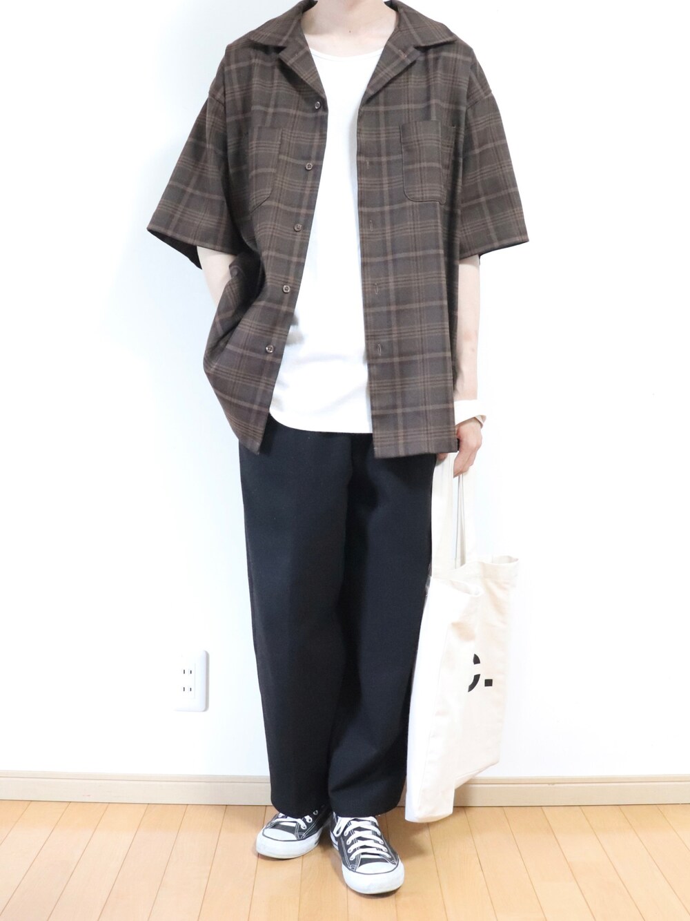 「シンプルコーデ、きれいめカジュアル、シンプル、ゆるコーデ、オープンカラーシャツ、ワイドパンツ、APC、コンバース、ootd、シャツスタイル」｜「remerのloose basic wide PT《21秋冬》/ ルーズベーシックワイドパンツ（その他パンツ、ブラック系）」を使った、Yuiさん（メンズ・168cm）の夏コーディネートの1枚目の写真