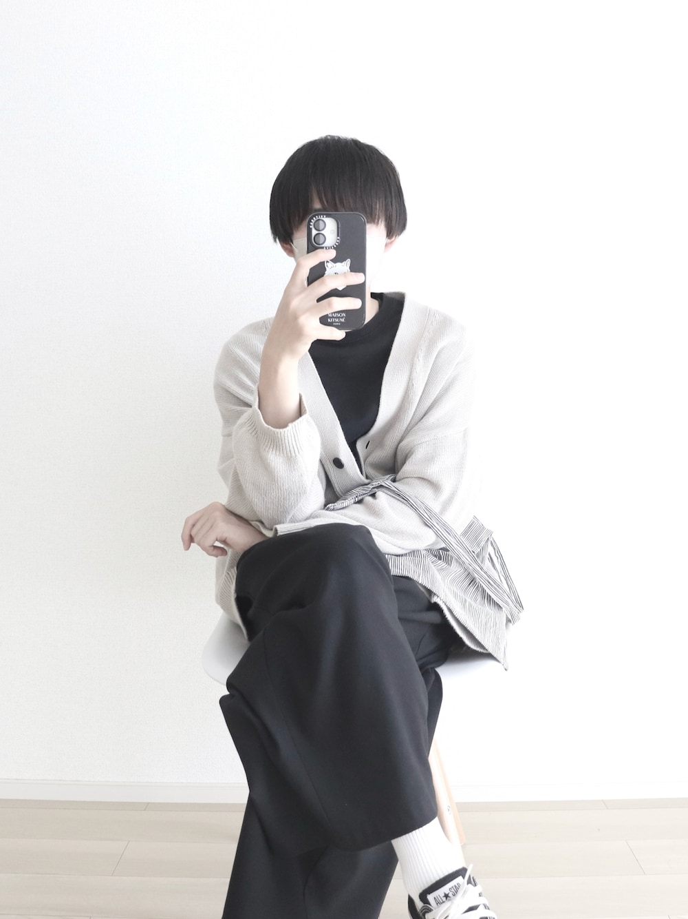 ブラック系のスニーカー、ブラック系のTシャツ/カットソー、ブラック系のスラックスを着用したメンズの秋コーディネートの1枚目の写真