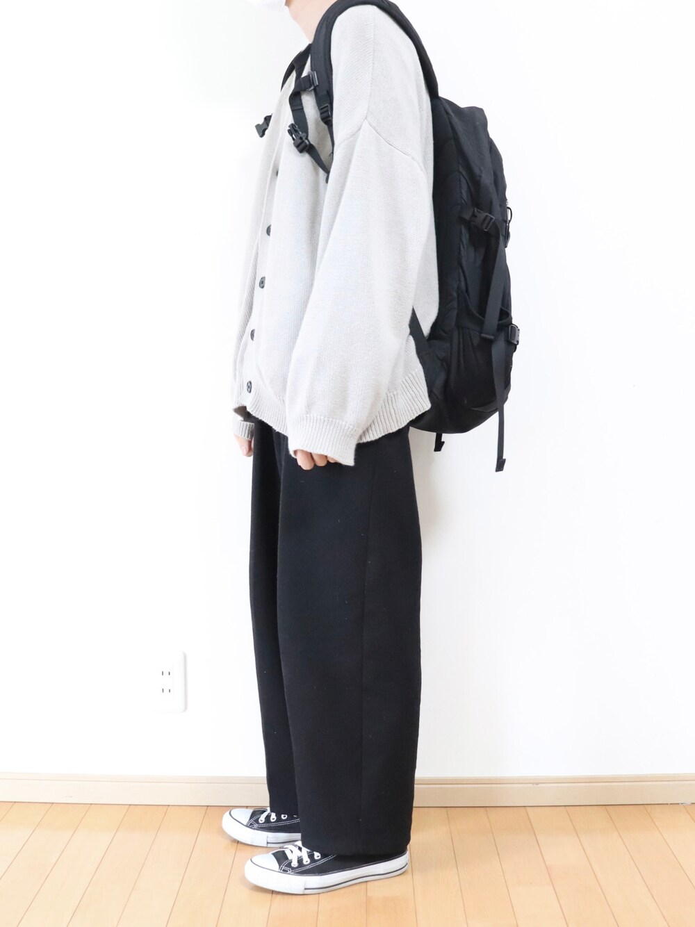 ベージュ系のカーディガン/ボレロ、ブラック系のその他パンツ、ブラック系のスニーカーを着用したメンズの春コーディネートの1枚目の写真