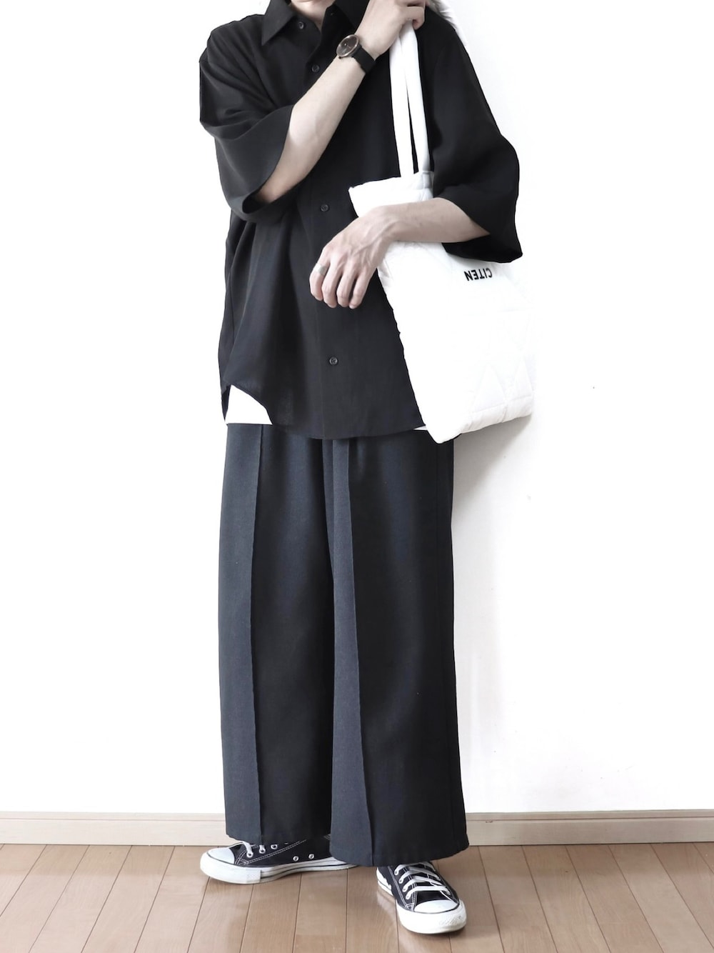 ブラック系のシャツ/ブラウス、ホワイト系のタンクトップ、ブラック系のスラックスを着用したメンズの夏コーディネートの1枚目の写真