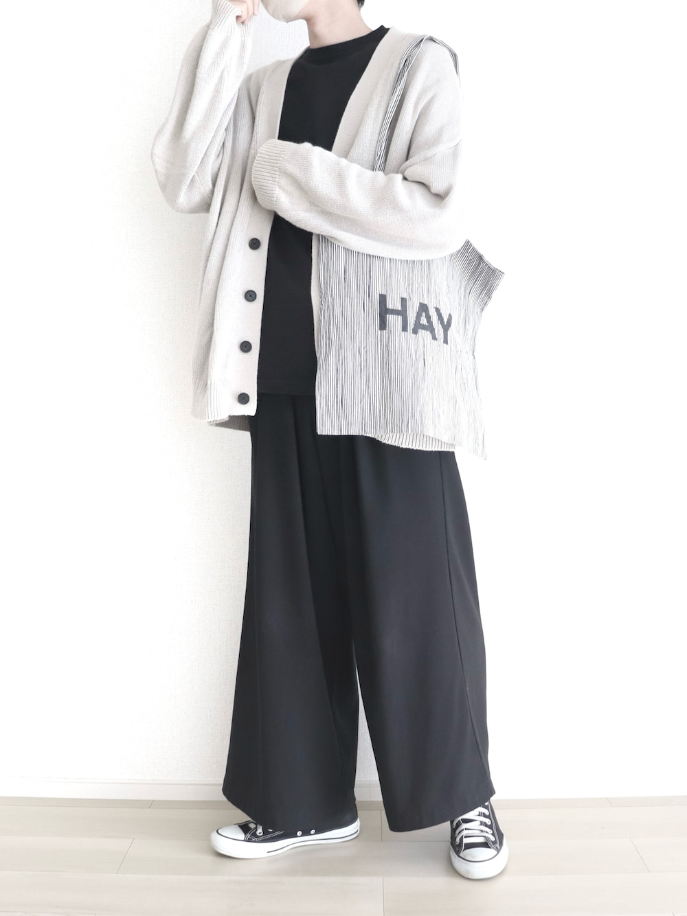 ベージュ系のカーディガン/ボレロ、ブラック系のTシャツ/カットソー、ブラック系のスラックスを着用したメンズの秋コーディネートの1枚目の写真