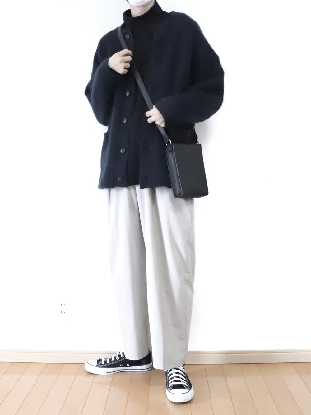 ブルー系のカーディガン/ボレロ、ブラック系のTシャツ/カットソー、グレー系のその他パンツを着用したメンズの冬コーディネートの1枚目の写真