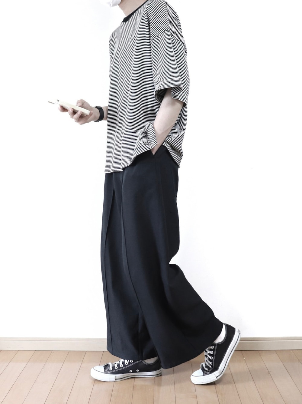 ブラック系のTシャツ/カットソー、ブラック系のスラックス、ブラック系のスニーカーを着用したメンズの夏コーディネートの1枚目の写真