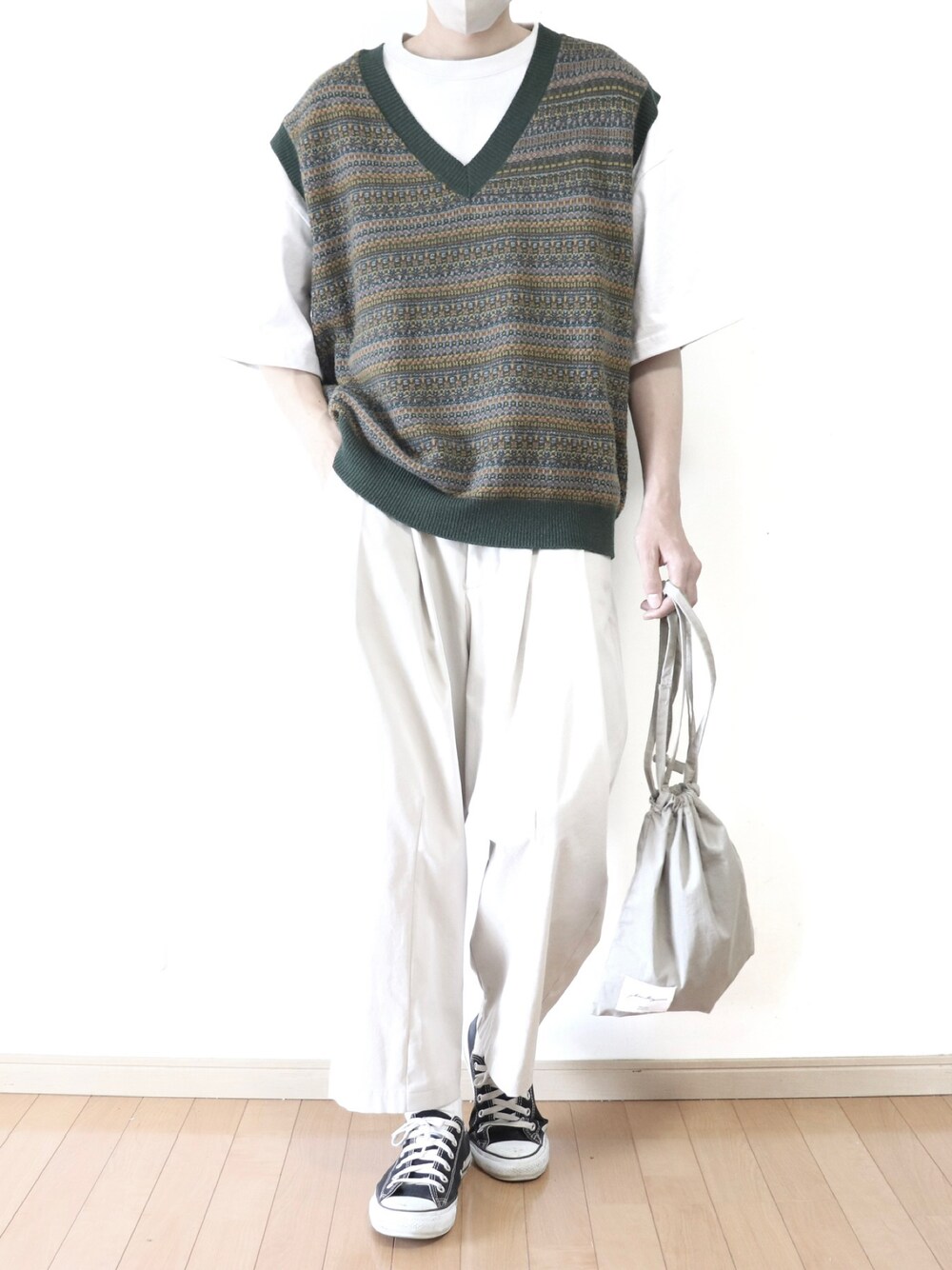 グリーン系のベスト、ホワイト系のTシャツ/カットソー、ホワイト系のその他パンツを着用したメンズの夏コーディネートの1枚目の写真