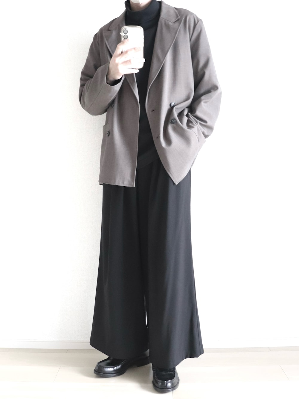 「シンプル、シンプルコーデ、ゆるコーデ、テーラードジャケット、タートルネック、ワイドパンツ、ローファー、春コーデ、モノトーン、きれいめカジュアル、ootd、remer」｜「remerのloose basic double tailored jacket (セットアップ対応) / ルーズベーシックダブルテーラードジャケット（テーラードジャケット、ブラウン系）」を使った、Yuiさん（メンズ・169cm）の春コーディネートの1枚目の写真