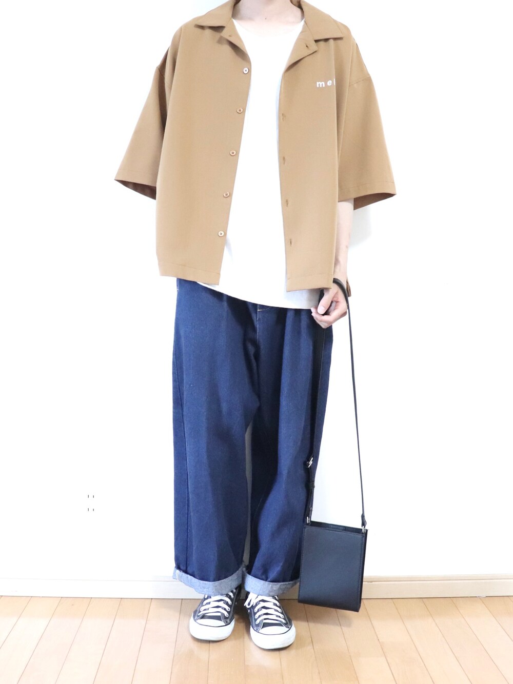 「夏コーデ、シンプルコーデ、シンプル、ゆるコーデ、ワイドパンツ、ootd、コンバース、ショルダーバッグ、シャツスタイル、melt.」｜「MONO-MARTのワイドテーパードバルーンデニムパンツ(10oz DENIM)（デニムパンツ、ブルー系）」を使った、Yuiさん（メンズ・168cm）の夏コーディネートの1枚目の写真