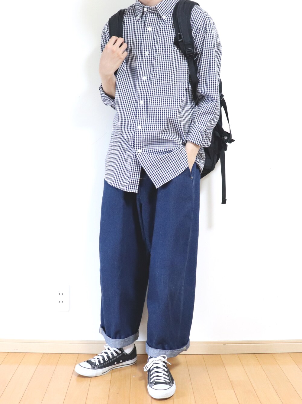 ブルー系のデニムパンツ、ブラック系のスニーカー、その他のシャツ/ブラウスを着用したメンズの春コーディネートの1枚目の写真