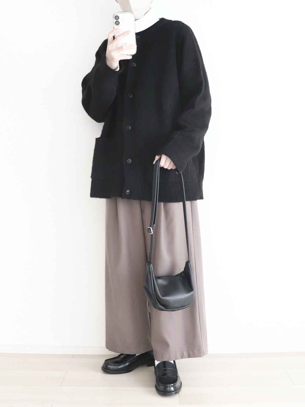 「シンプル、シンプルコーデ、ゆるコーデ、冬コーデ、モノトーン、カーディガン、タートルネック、ワイドパンツ、remer、ローファー、ショルダーバッグ、ootd、きれいめカジュアル」｜「remerのloose basic mohair cardigan (crew neck) / ルーズベーシックモヘア混カーディガン（カーディガン/ボレロ、ブラック系）」を使った、Yuiさん（メンズ・169cm）の冬コーディネートの1枚目の写真
