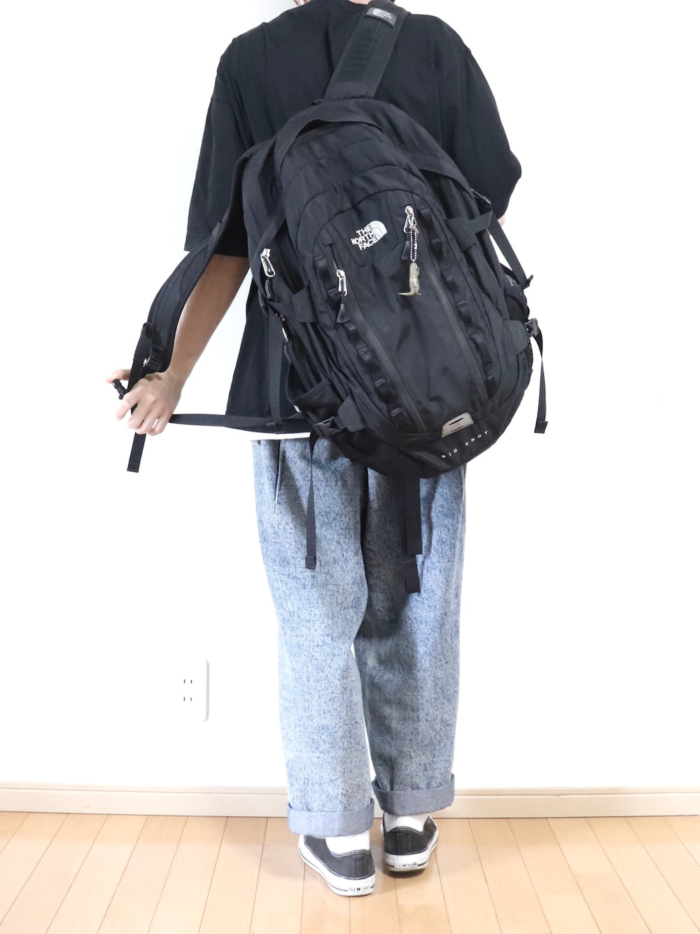 「夏コーデ、シンプル、シンプルコーデ、ゆるコーデ、ユニクロ、レイヤードスタイル、コンバース、ワイドデニム、ootd、リュック」｜「UNIQLOのオーバーサイズクルーネックT（半袖）（Tシャツ/カットソー、ブラック系）」を使った、Yuiさん（メンズ・168cm）の夏コーディネートの1枚目の写真