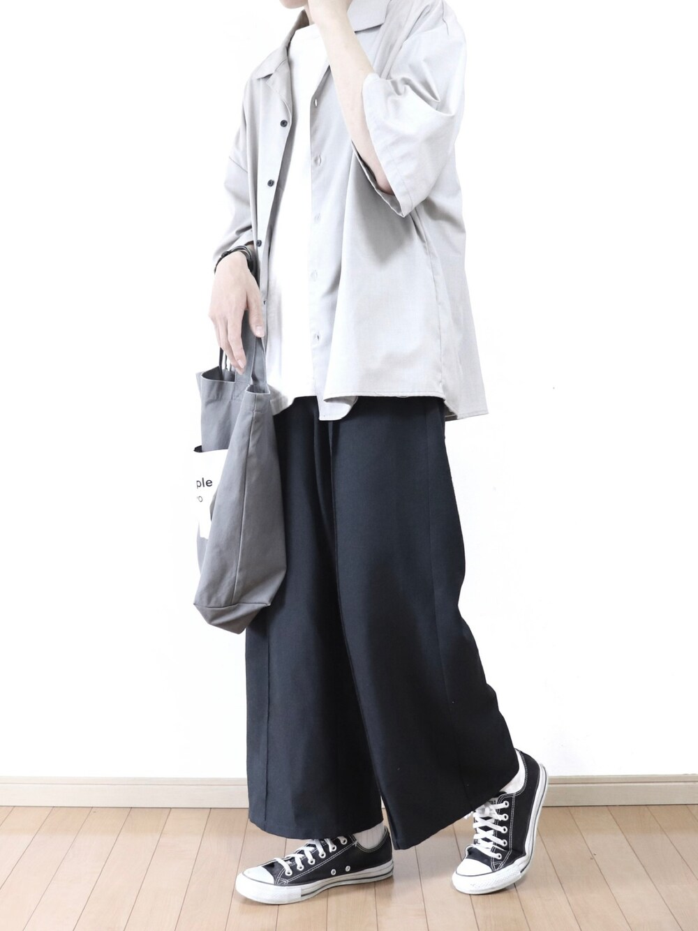 ベージュ系のシャツ/ブラウス、グレー系のTシャツ/カットソー、ブラック系のスラックスを着用したメンズの夏コーディネートの1枚目の写真