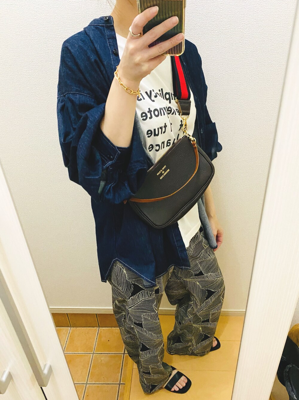 ブルー系のシャツ/ブラウス、ブラック系のその他パンツ、ブラック系のサンダルを着用したレディースの春コーディネートの1枚目の写真