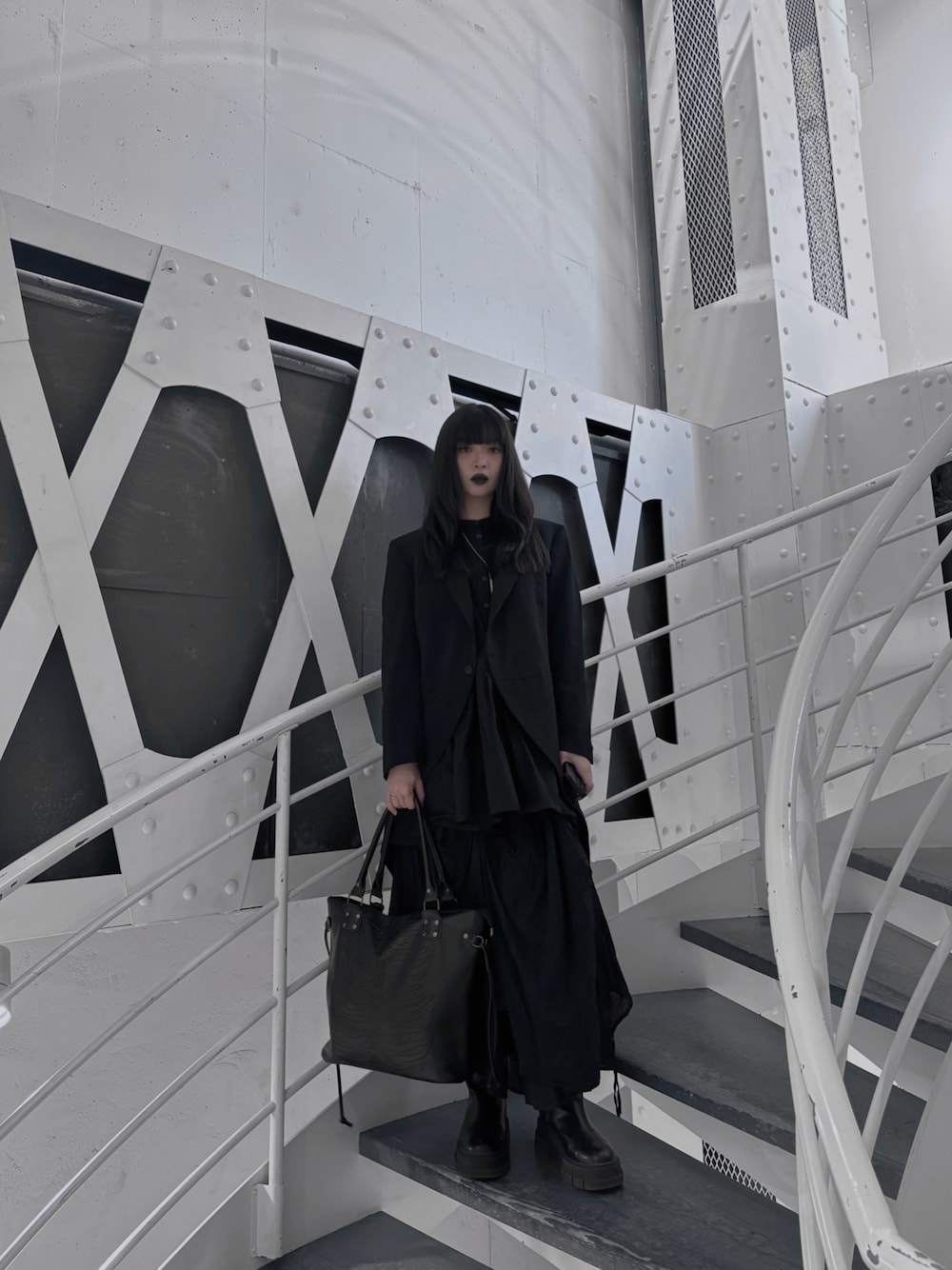 「ZARAのアイテム（スーツジャケット、ブラック系）」を使った、QiQi Tanさん（レディース・167cm）の春コーディネートの1枚目の写真
