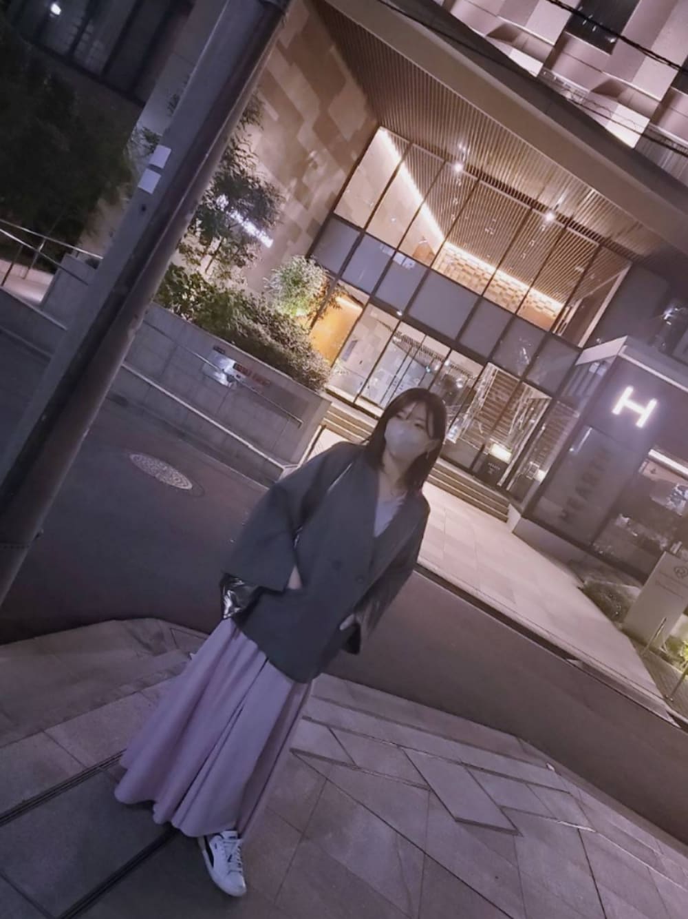 「ラクチンコーデ、オトナ女子、ゆったりコーデ、スニーカーコーデ、ワンピース、きれいめカジュアル」｜「mysticのドロストギャザーワンピース（ワンピース、ピンク系）」を使った、絵さん（レディース・160cm）の春コーディネートの1枚目の写真