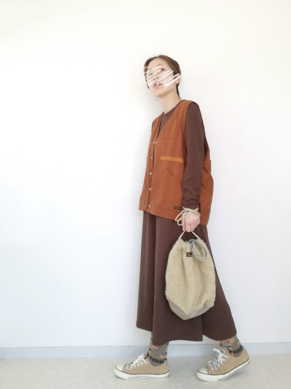 「秋コーデ、秋服準備はじめました、ワンピース、ボアバッグ、コンバース、ベスト、ワークスタイル、ブラウン、オレンジ、ママコーデ、アラフォー」｜「CONVERSEのconverse コンバース SUEDE ALL STAR OX スエード オールスター オックス 32852939 *LIGHTBEIGE（スニーカー、ベージュ系）」を使った、まいこさん（レディース・160cm）の秋コーディネートの1枚目の写真