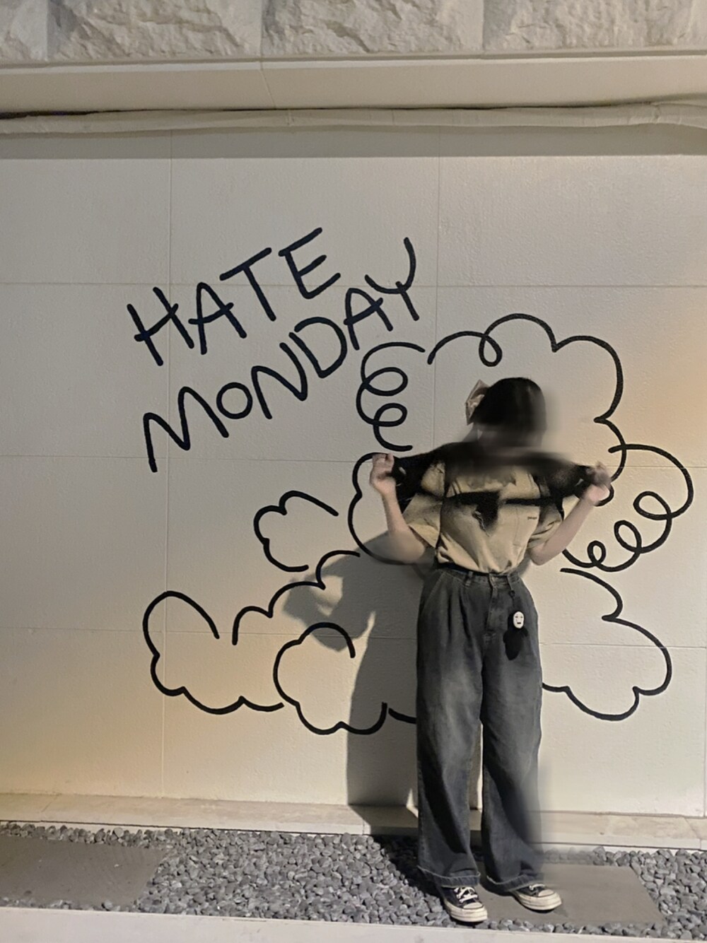 ベージュ系のTシャツ/カットソー、ブルー系のデニムパンツ、ブラック系のバックパック/リュックを着用したレディースの夏コーディネートの1枚目の写真