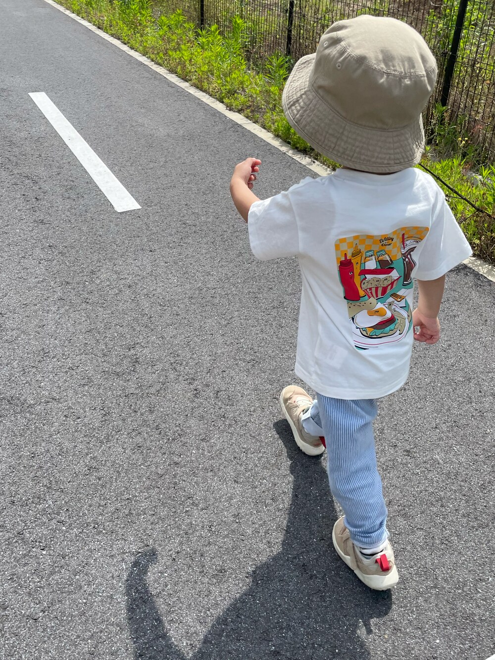 「夏コーデ、シンプルコーデ、3歳、キッズコーデ、ユニクロ、プチプラ」｜「b・ROOMのアイテム（Tシャツ/カットソー、ホワイト系）」を使った、ぎださん（キッズ・90cm）の夏コーディネートの1枚目の写真