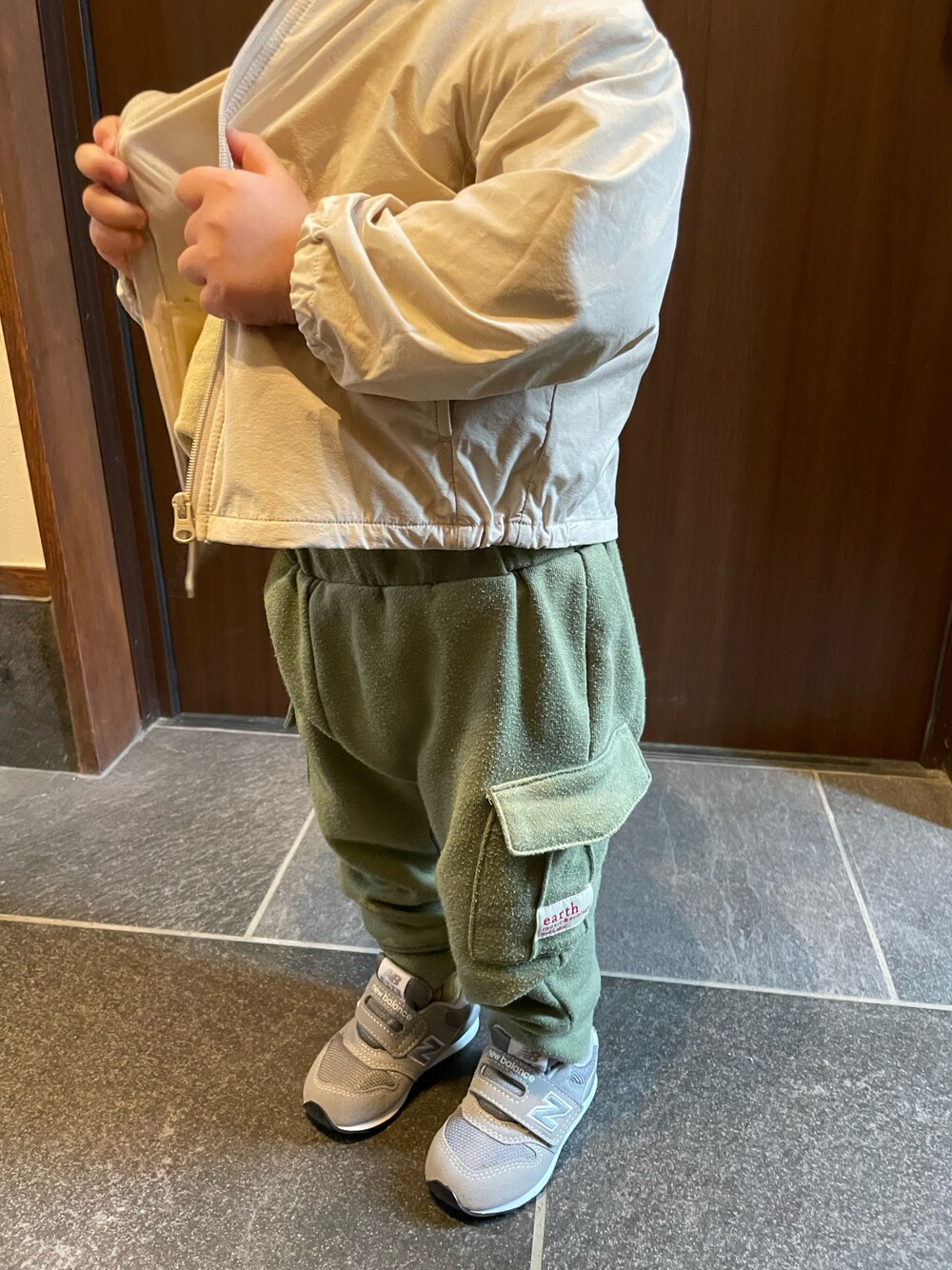 「キッズコーデ、カジュアル、春コーデ、ストリートコーデ、男の子、ニューバランス、1歳、2歳、スニーカー」｜「無印良品のアイテム（ジャケット/アウター、ベージュ系）」を使った、ぎださん（キッズ・80cm）の春コーディネートの1枚目の写真