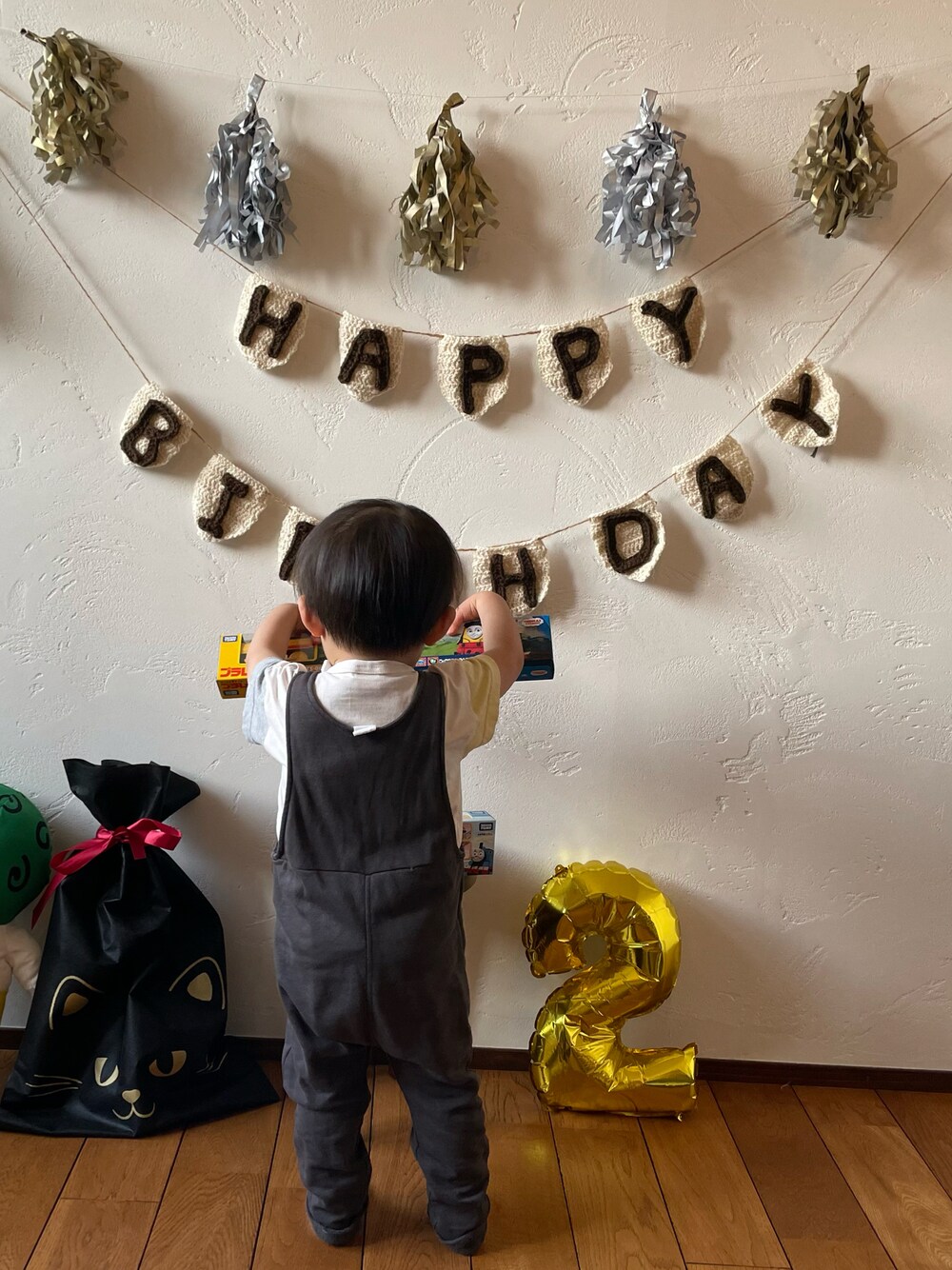 「2歳、キッズコーデ、キッズファッション、プチプラ、H&M、誕生日、春、シンプルコーデ」｜「H&Mのアイテム（オールインワン・サロペット、グレー系）」を使った、ぎださん（キッズ・80cm）の春コーディネートの1枚目の写真