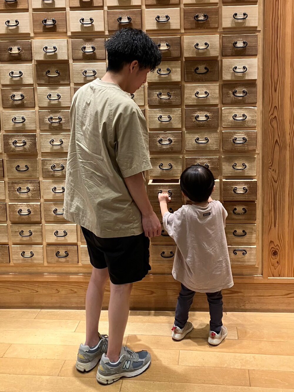 「お出かけコーデ、おそろいコーデ、親子コーデ、夏服、NIKE、New Balance、スニーカー」｜「無印良品のアイテム（Tシャツ/カットソー、ベージュ系）」を使った、ぎださん（メンズ・160cm）の夏コーディネートの1枚目の写真