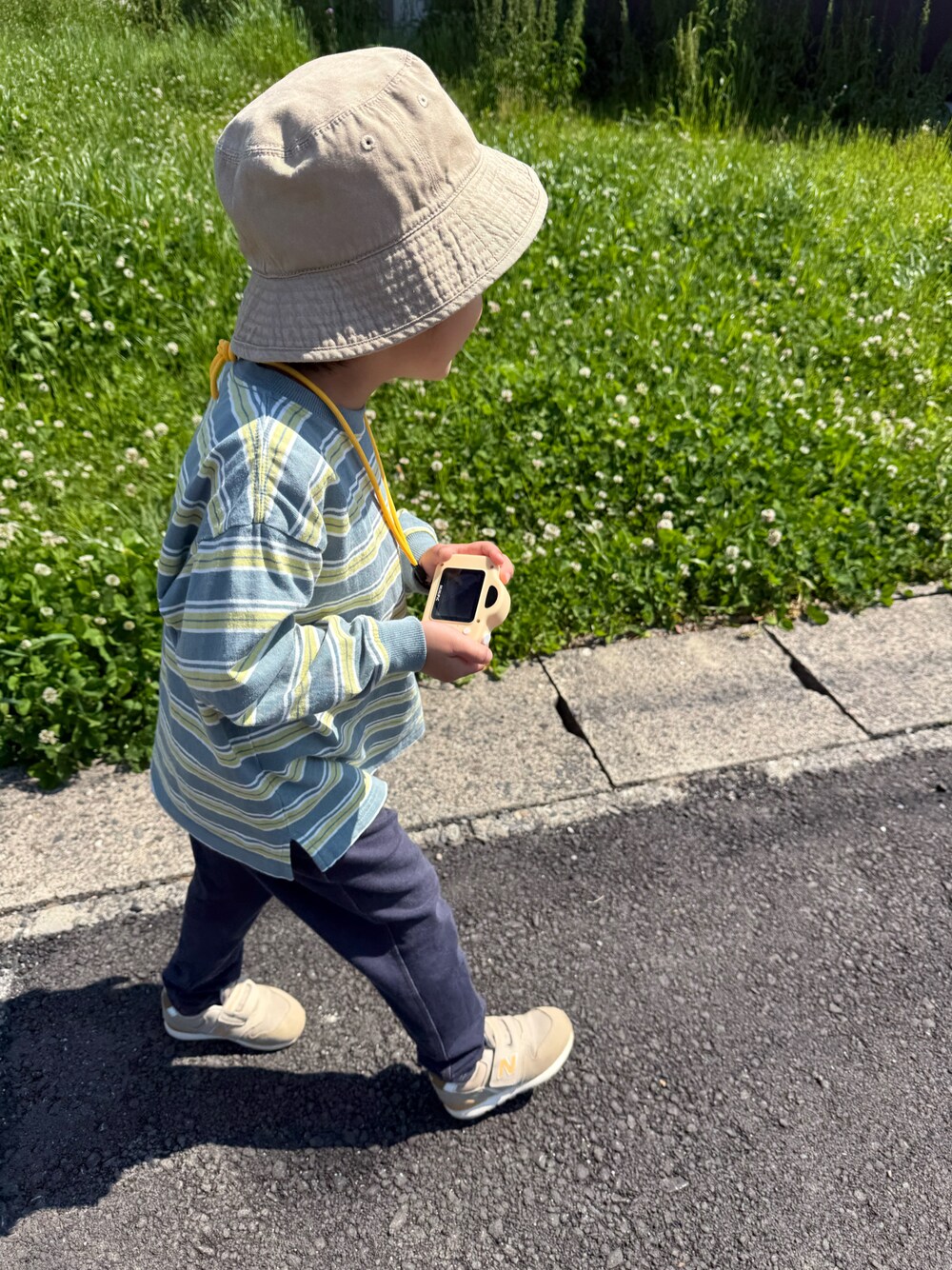 「最近のいい感じコーデ、5歳、New Balance、スニーカーコーデ、ボーダー、キッズコーデ、春服コーデ」｜「PAPAPAPARKのバケットハット_UVカット_抗菌防臭加工（ハット、ベージュ系）」を使った、ぎださん（キッズ・100cm）の春コーディネートの1枚目の写真
