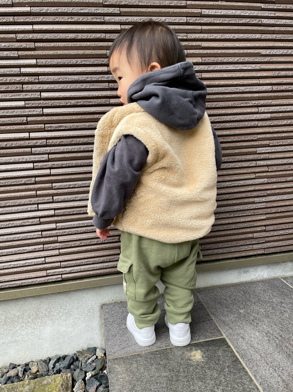「カジュアルコーデ、スニーカー、キッズコーデ、1歳、2歳、ユニクロ、私の推しブランド、ストリート」｜「Birthdayのアイテム（パーカー、ブラック系）」を使った、ぎださん（キッズ・80cm）の冬コーディネートの1枚目の写真