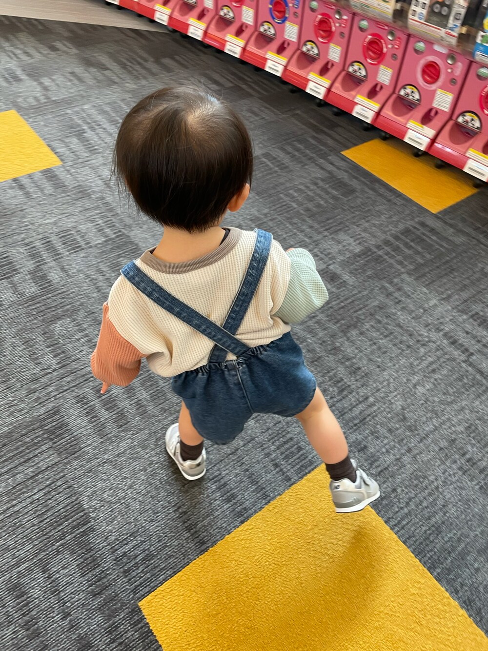「カジュアルコーデ、キッズコーデ、ニューバランス、New Balance、スニーカーコーデ、1歳、2歳、スニーカー、春コーデ」｜「BREEZEのアイテム（Tシャツ/カットソー、ベージュ系）」を使った、ぎださん（キッズ・80cm）の春コーディネートの1枚目の写真