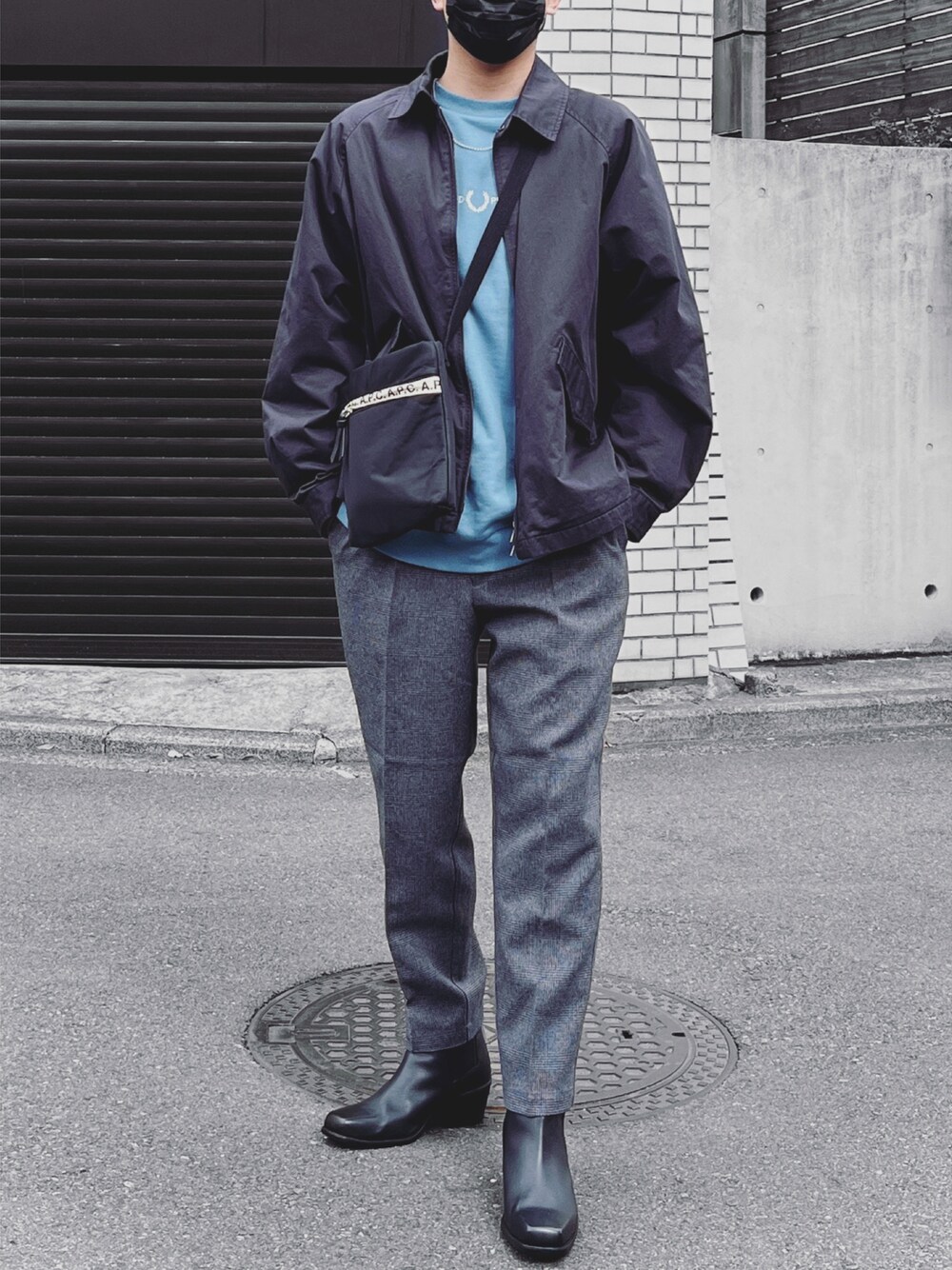 グレー系のブルゾン、ブルー系のスウェット、ブラック系のショルダーバッグを着用したメンズの春コーディネートの1枚目の写真