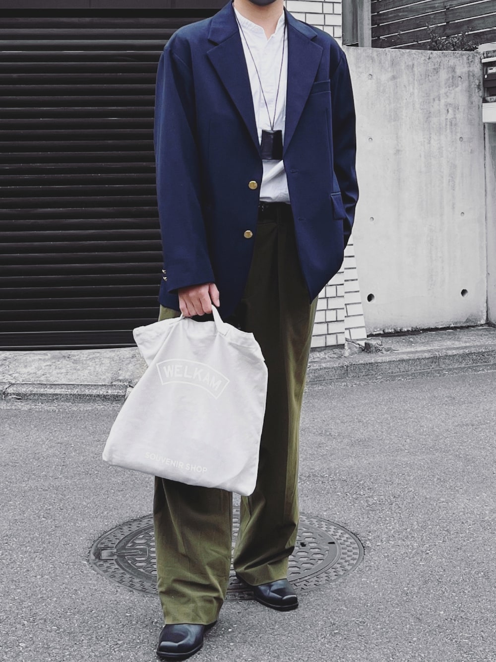 ホワイト系のシャツ/ブラウス、ブルー系のテーラードジャケット、グレー系のトートバッグを着用したメンズの春コーディネートの1枚目の写真