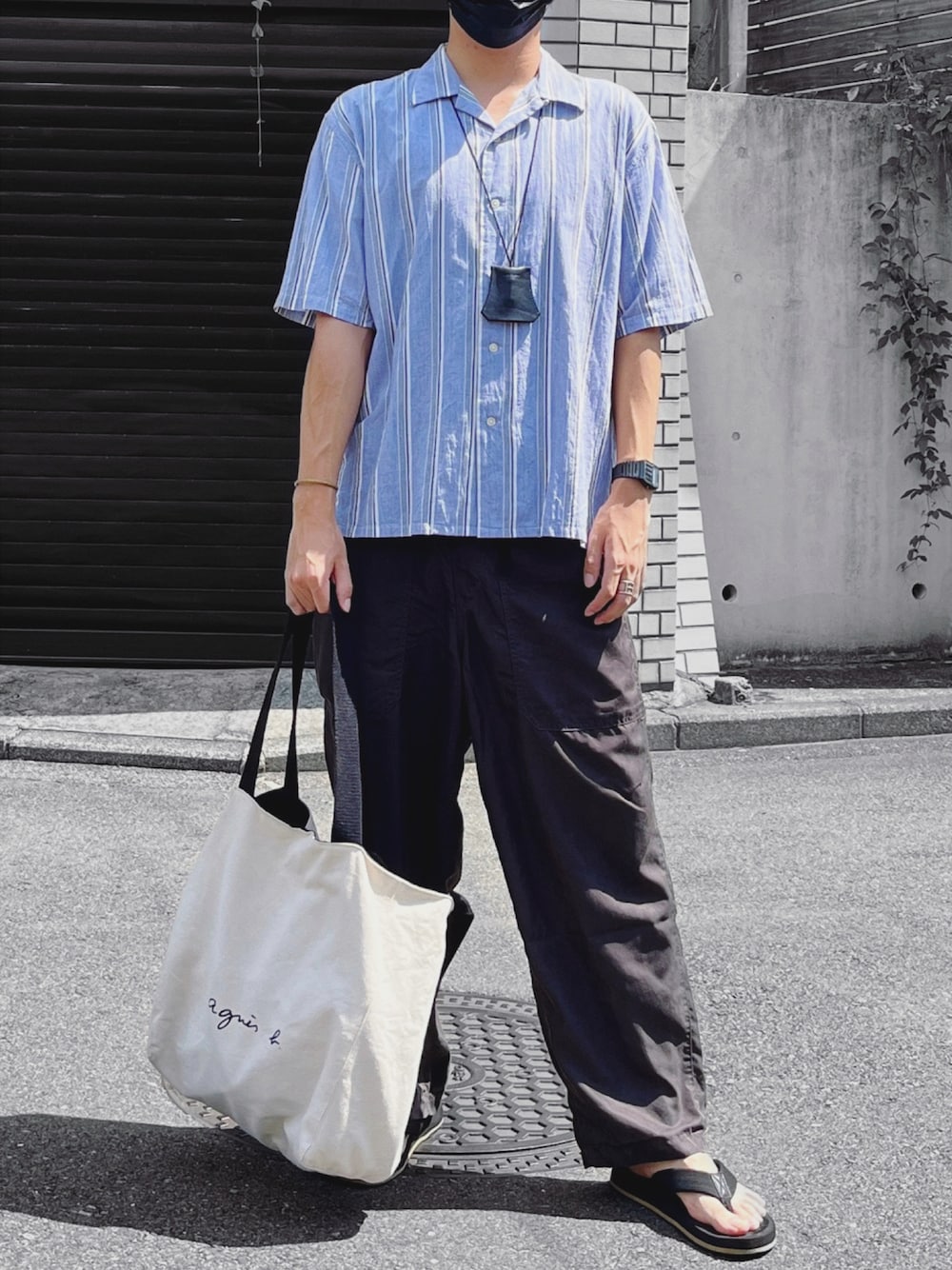 ブルー系のシャツ/ブラウス、グレー系のその他パンツ、ホワイト系のトートバッグを着用したメンズの夏コーディネートの1枚目の写真