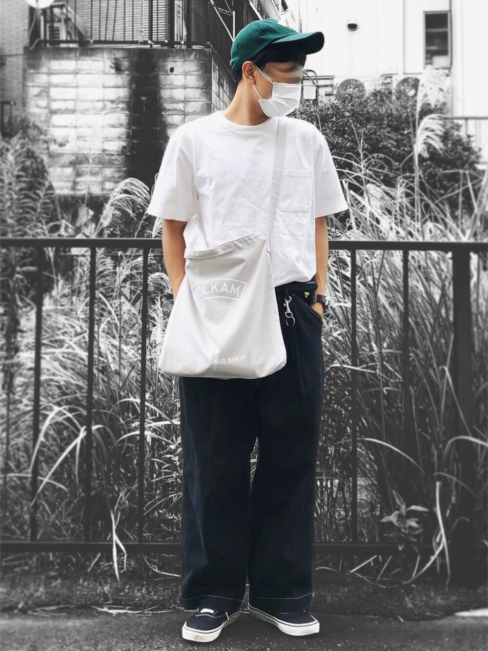 ホワイト系のTシャツ/カットソー、グレー系のトートバッグ、ブラック系のその他パンツを着用したメンズの秋コーディネートの1枚目の写真