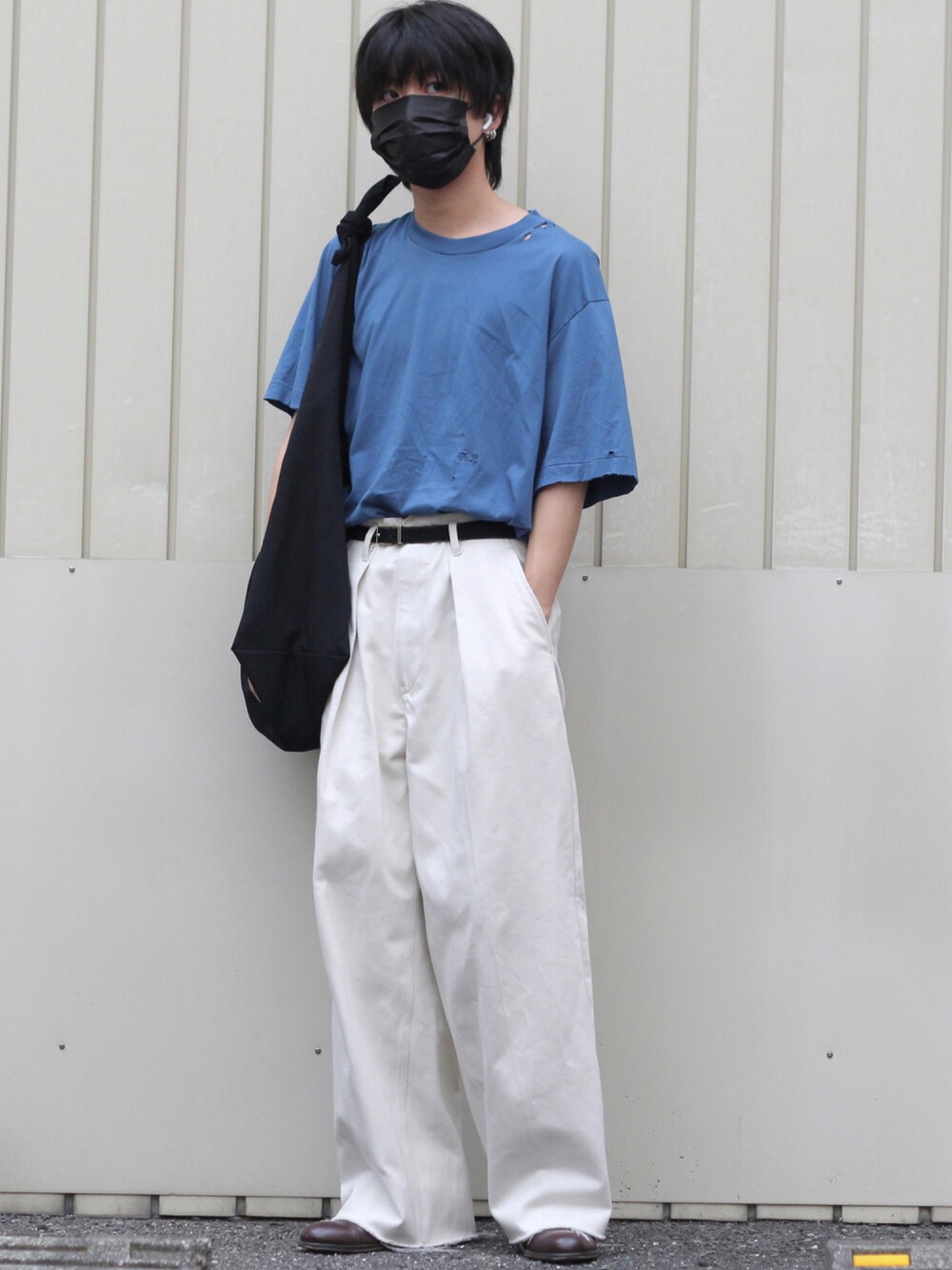 「ブルー、オーバーサイズ、大人カジュアル、ワイドパンツ、革靴、sunsea、タックイン、モード、白パンツ、dulcamara、ダメージTシャツ、シンプルスタイル、フォローお願いします、leyuccas、saby」｜「SUNSEAのアイテム（Tシャツ/カットソー、ブルー系）」を使った、t さん（メンズ・169cm）の秋コーディネートの1枚目の写真