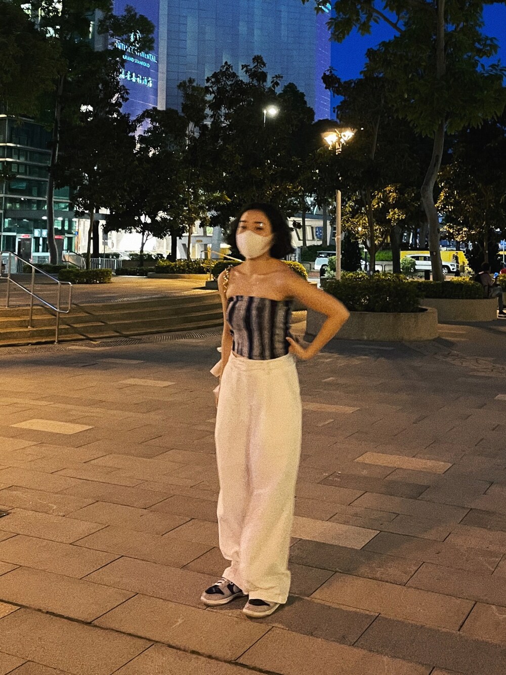 「NIKEのアイテム（スニーカー、グレー系）」を使った、hoyeekongさん（レディース・157cm）の夏コーディネートの1枚目の写真