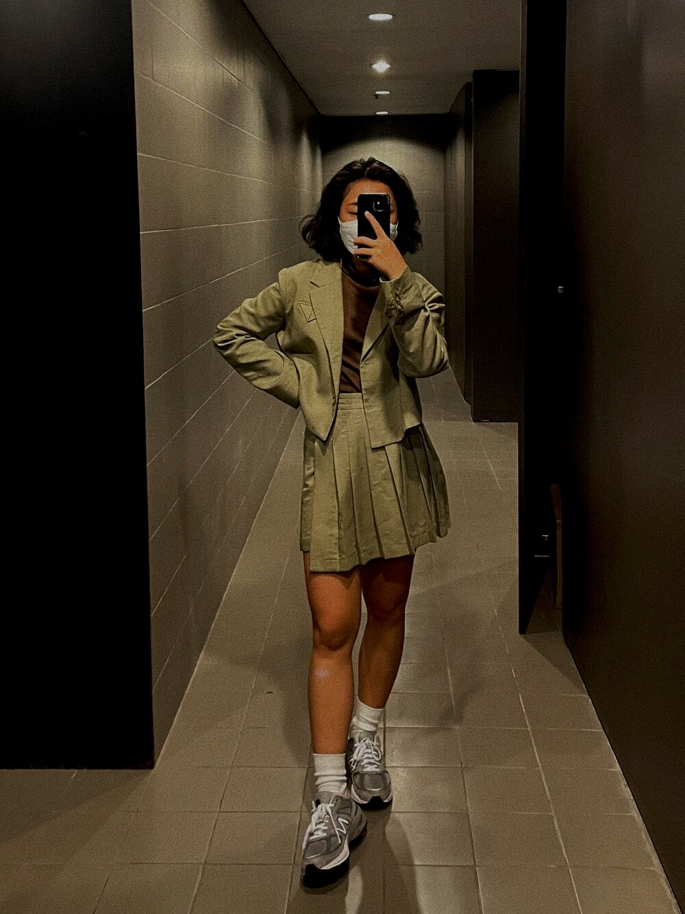 「office style」｜「NEW BALANCEのアイテム（スニーカー、グレー系）」を使った、hoyeekongさん（レディース・157cm）の冬コーディネートの1枚目の写真