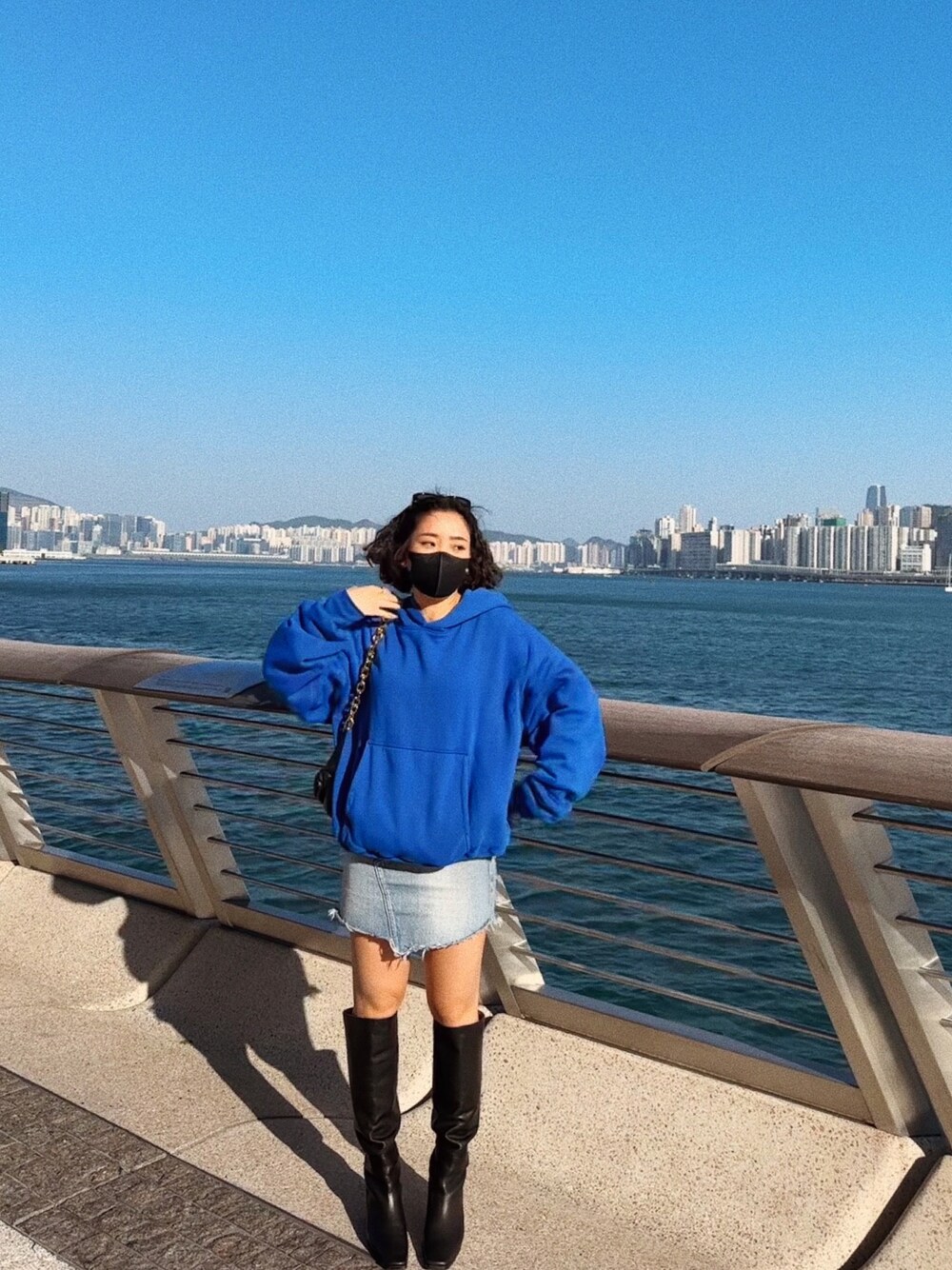 「YEEZY GAPのアイテム（パーカー、ブルー系）」を使った、hoyeekongさん（レディース・157cm）の冬コーディネートの1枚目の写真